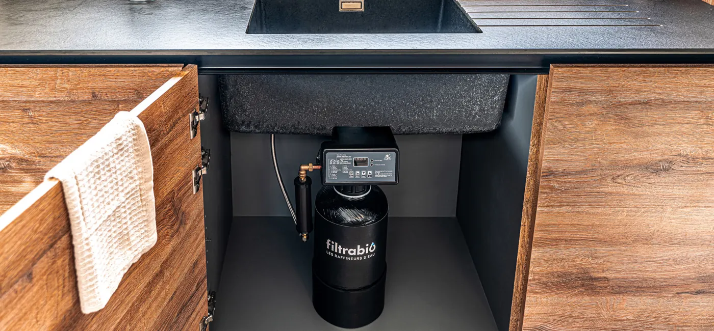 Filtrabio 100 DOM installé sous un évier de cuisine
