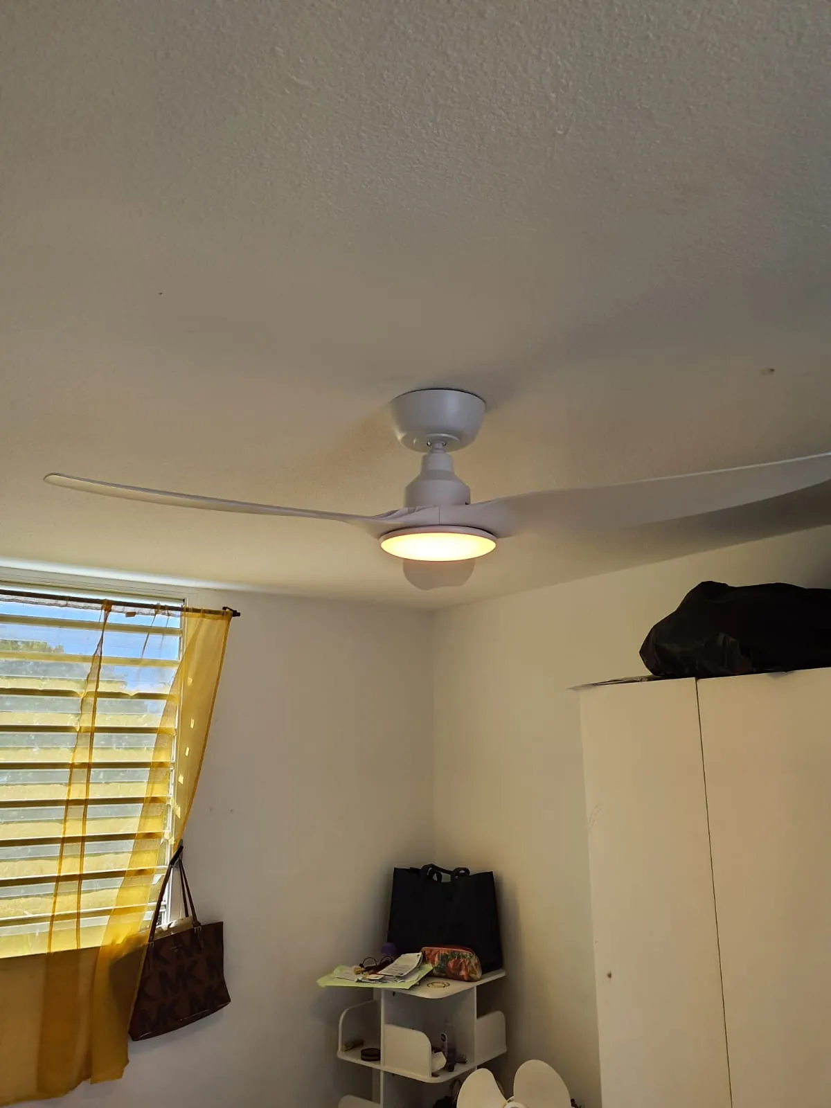 Brasseur d'air FANELITE blanc posé dans une chambre à Basse-Pointe