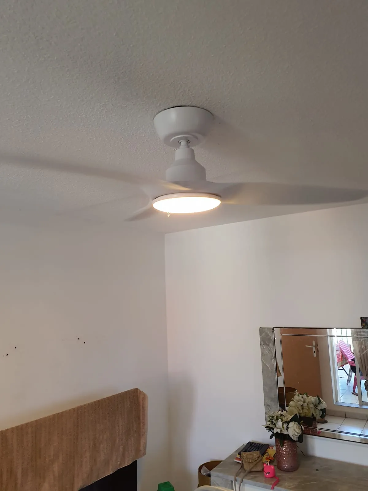 Brasseur d'air FANELITE blanc dans une pièce d'une maison à Basse-Pointe
