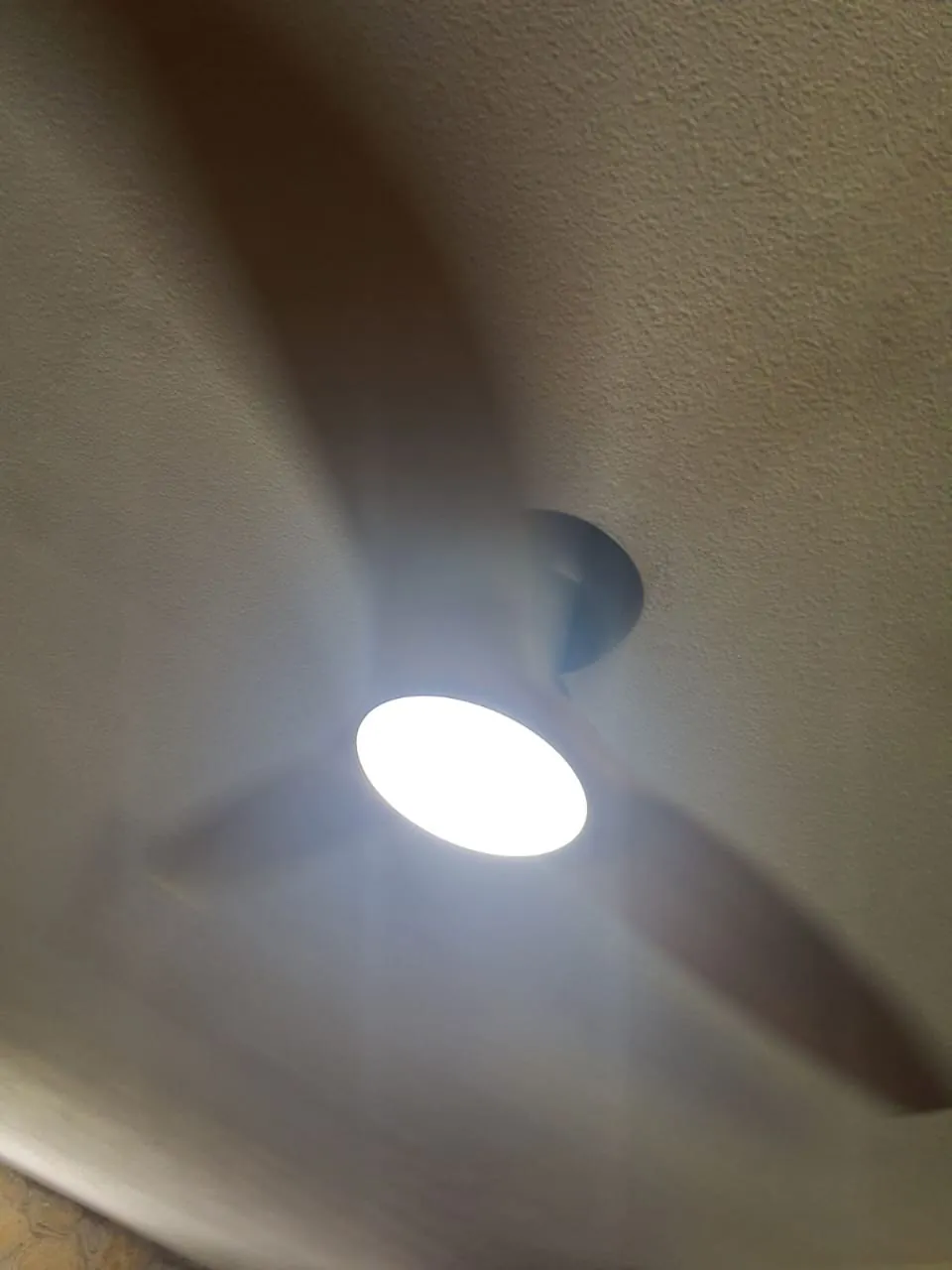 Brasseur d'air FANELITE blanc installé dans une maison à Ducos en Martinique