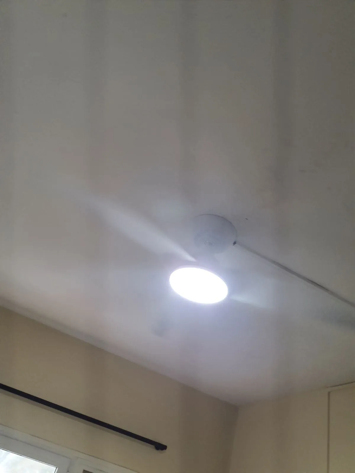 Brasseur d'air FANELITE blanc installé dans une chambre à Fort-de-France