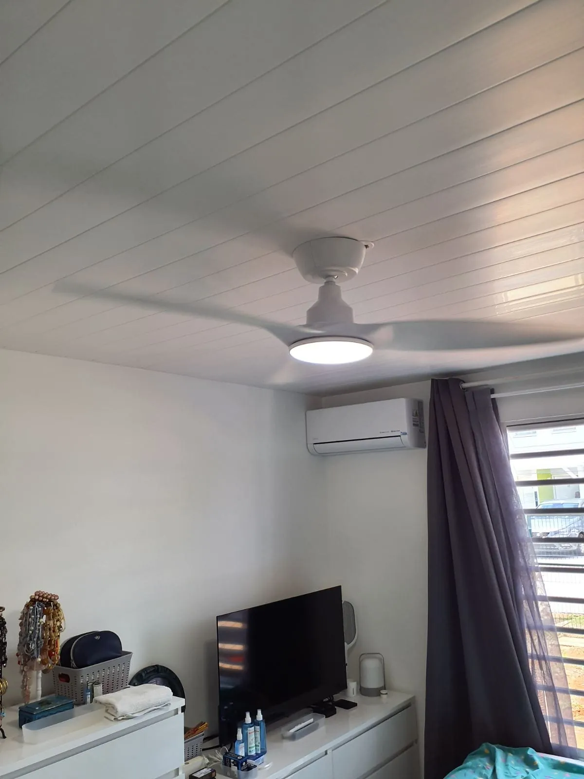Brasseur d'air FANELITE blanc sous un plafond en lambris au Diamant