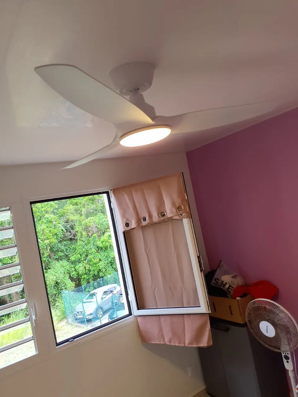 Brasseur d'air FANELITE blanc posé dans une chambre au Lorrain en Martinique