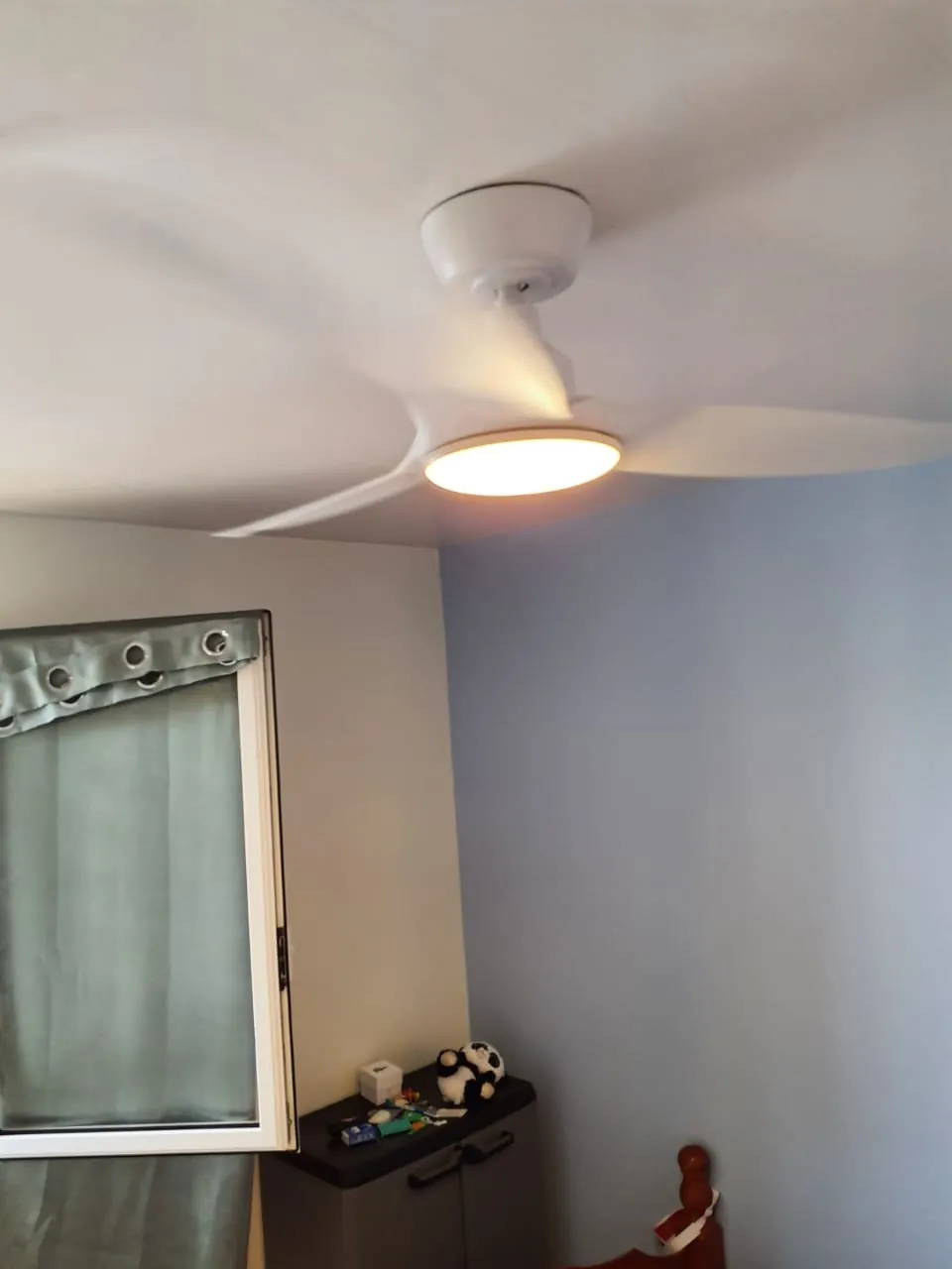 Brasseur d'air FANELITE blanc dans une seconde chambre au Lorrain