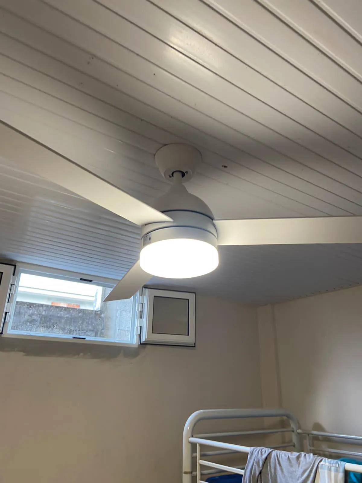 Brasseur d'air FANELITE blanc posé dans une chambre d'enfants au Saint-Esprit