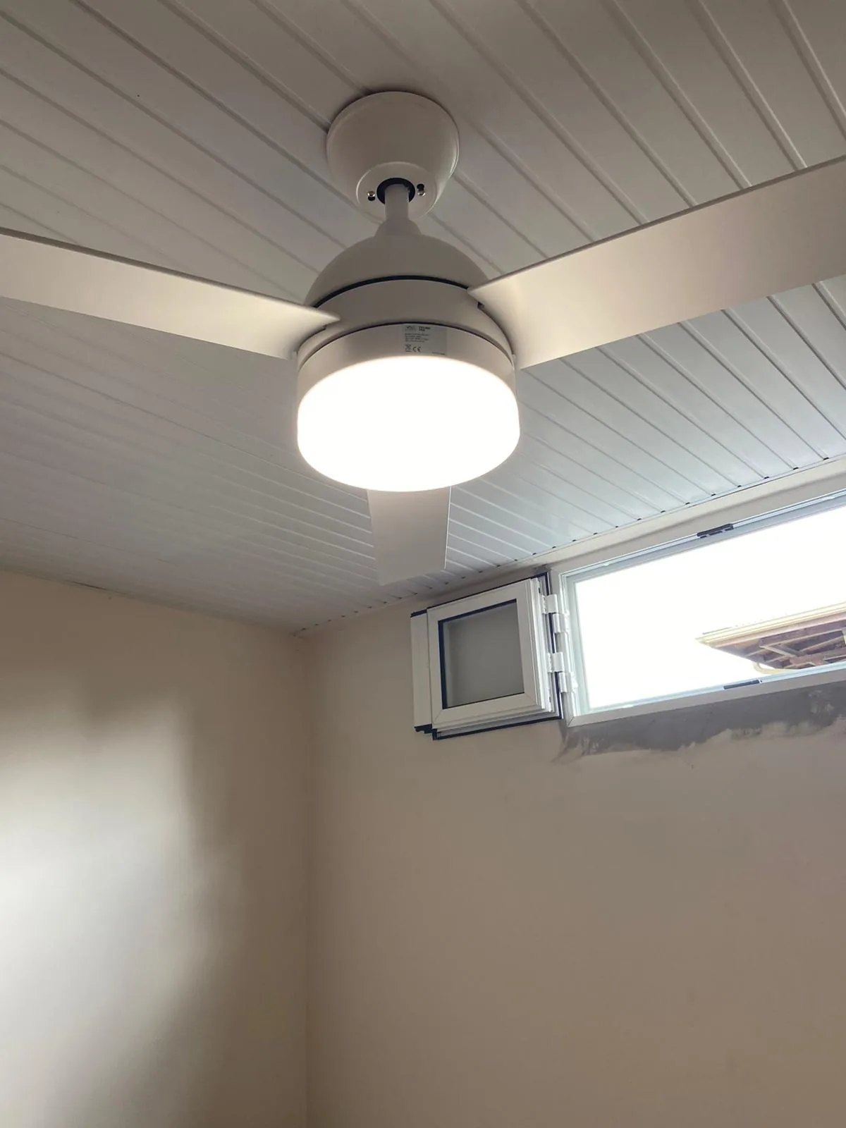 Brasseur d'air FANELITE blanc installé au Saint-Esprit en Martinique