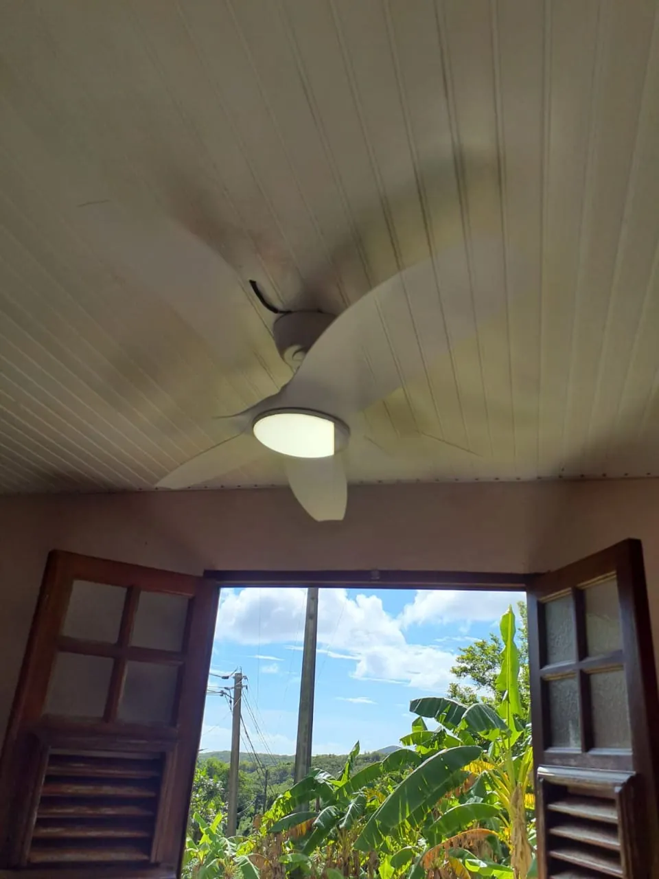 Brasseur d'air FANELITE blanc sous un lambris blanc à Rivière-Pilote en Martinique