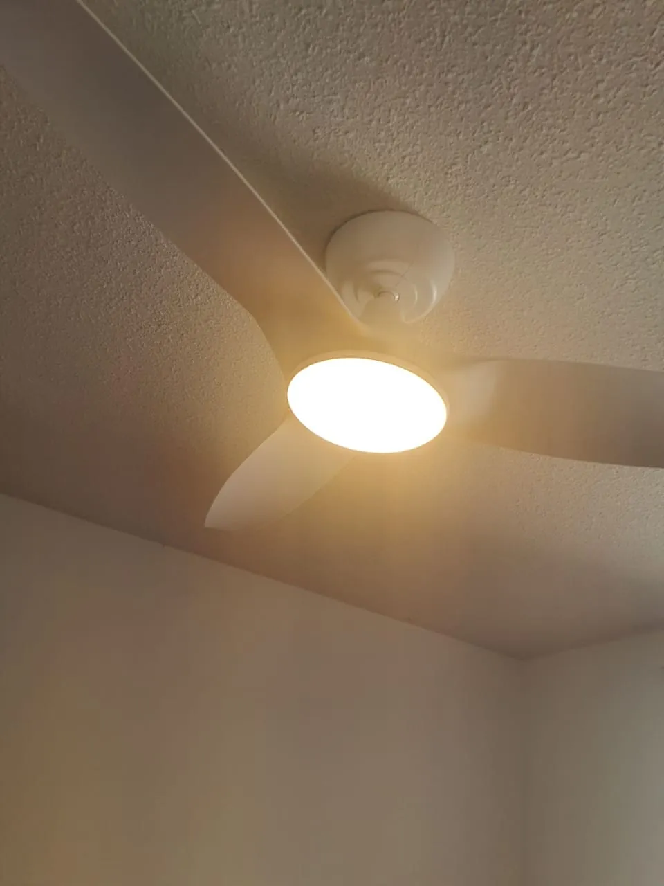Brasseur d'air FANELITE blanc installé dans une chambre à Rivière-Salée