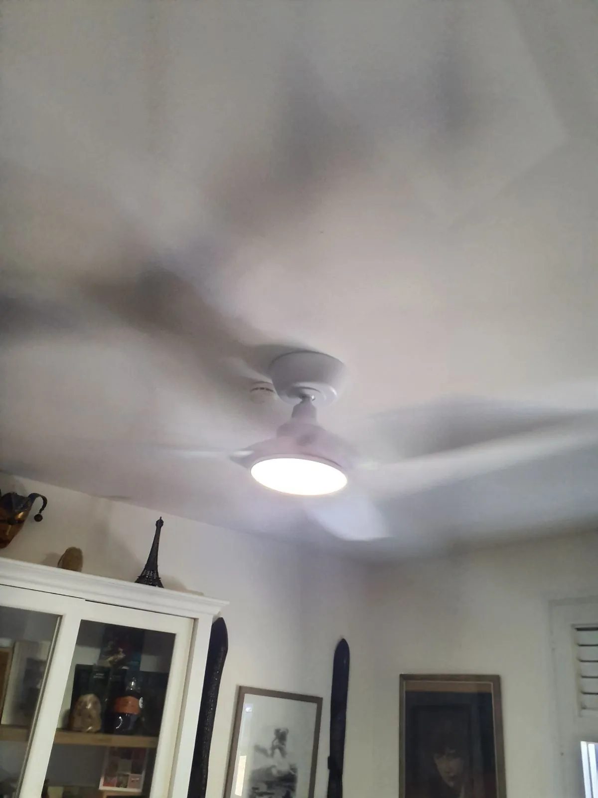 Brasseur d'air FANELITE blanc posé dans le salon d'une maison à Sainte-Luce