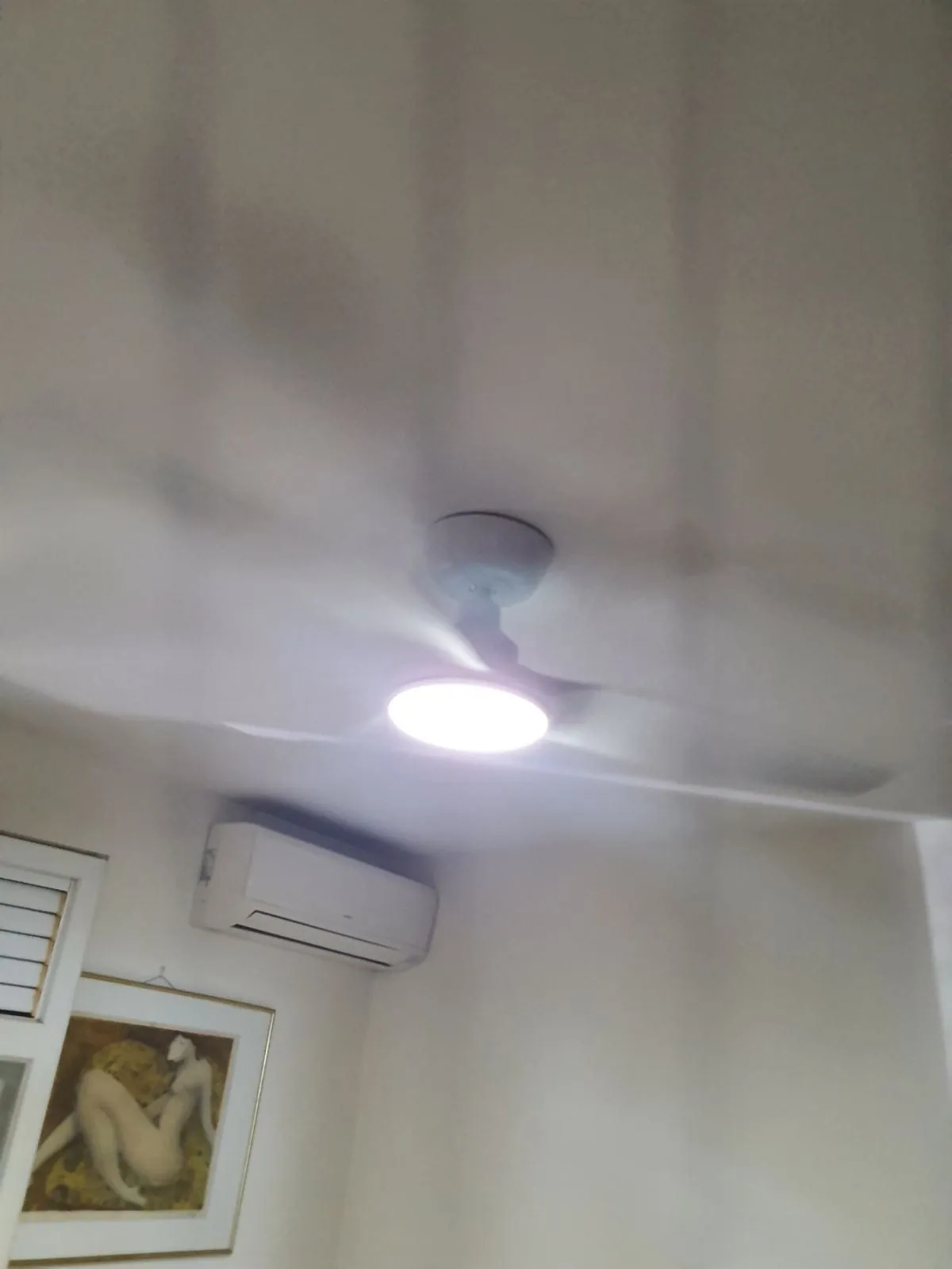 Brasseur d'air FANELITE blanc installé dans une pièce à Sainte-Luce