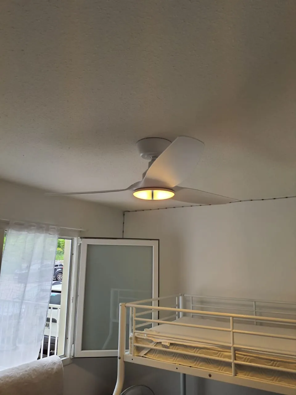 Brasseur d'air FANELITE blanc posé au-dessus d'un lit mezzanine à Sainte-Marie
