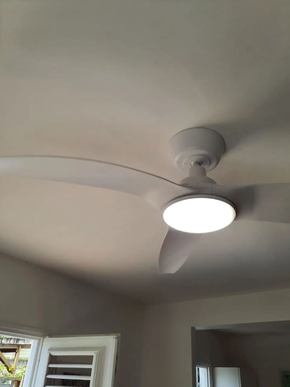 Brasseur d'air FANELITE blanc posé dans un appartement à Schœlcher