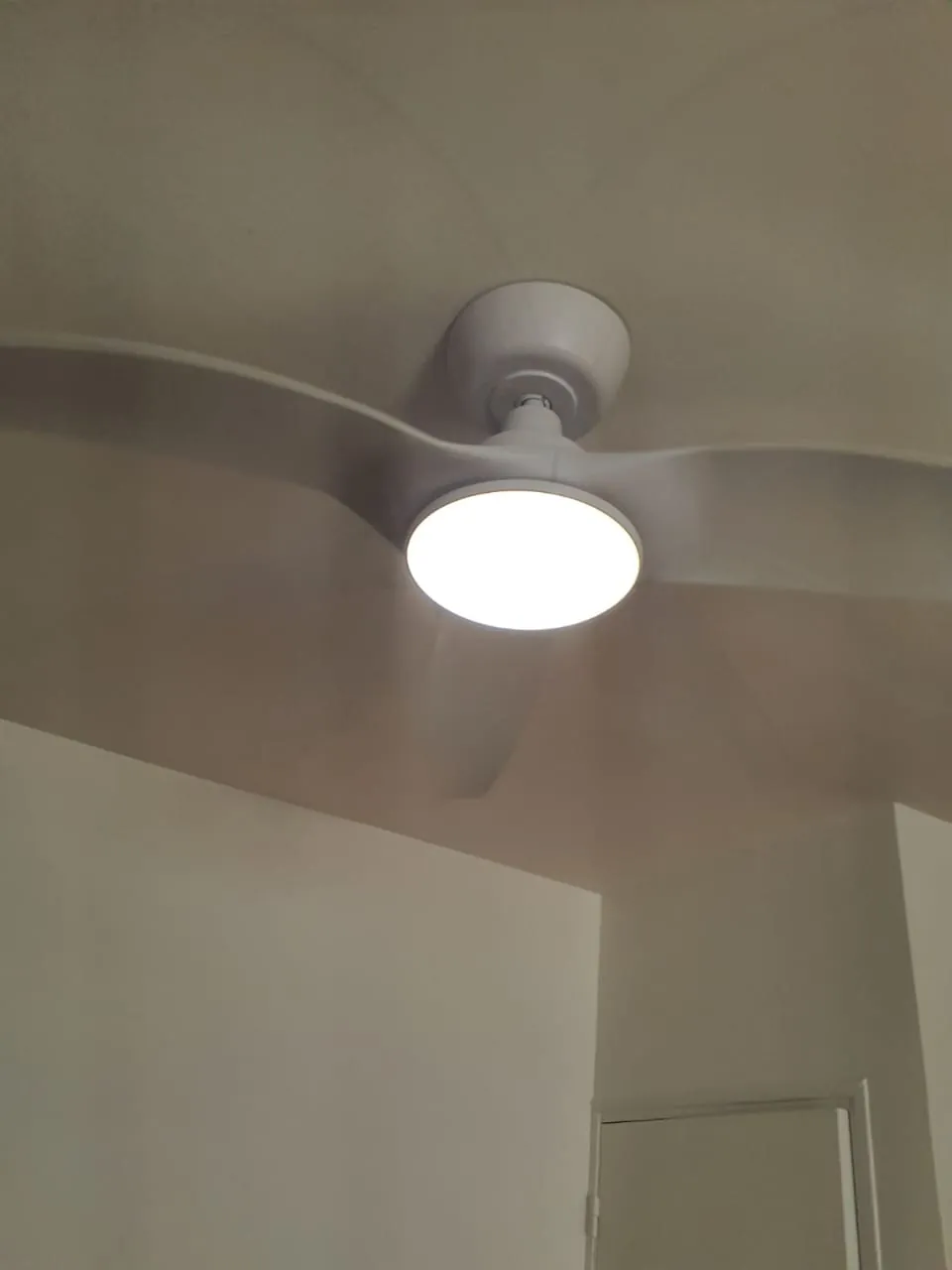 Brasseur d'air FANELITE blanc installé à Schœlcher en Martinique