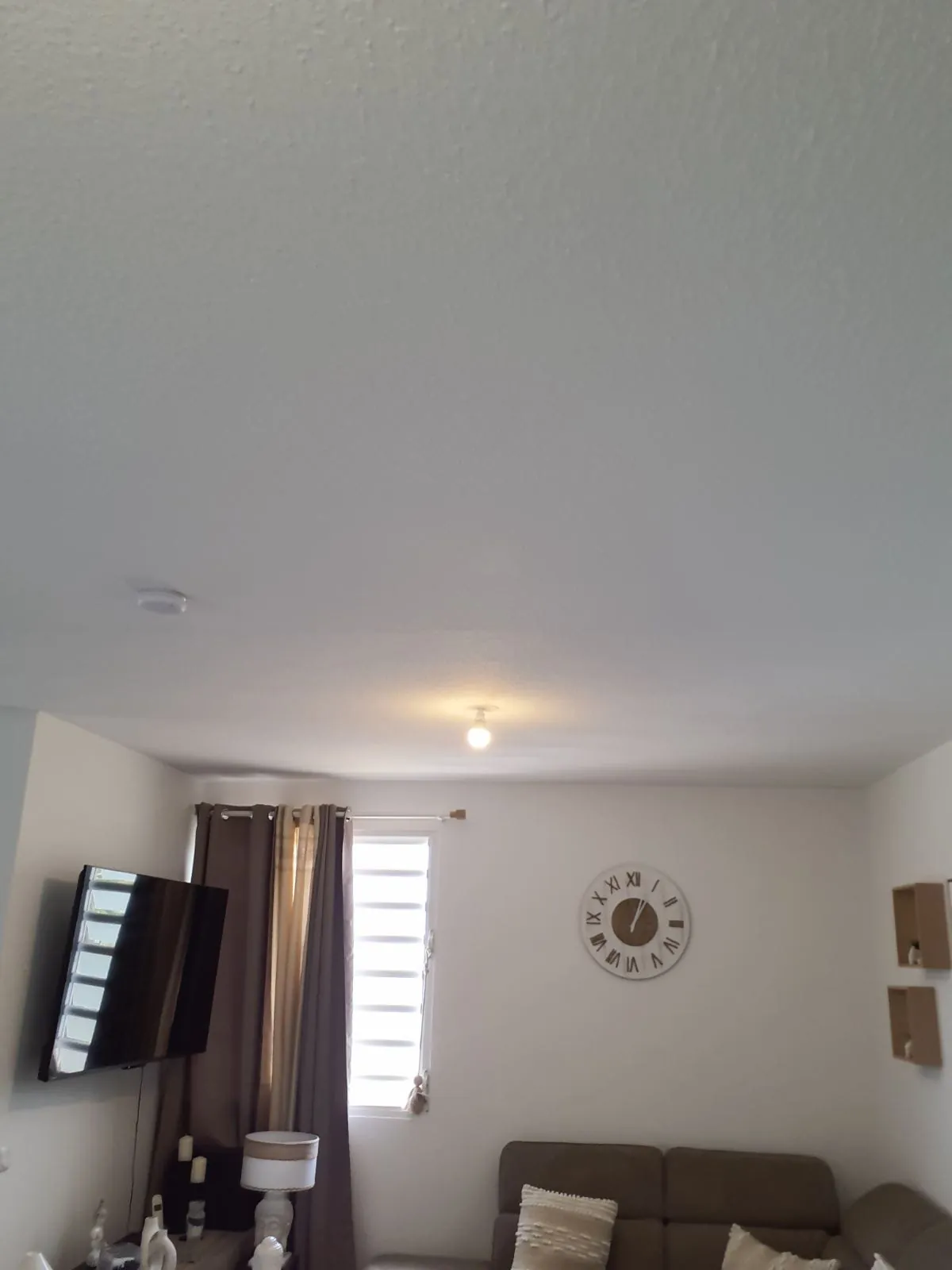 Séjour sans appareil au plafond avant la pose d'un brasseur d'air FANELITE au Diamant