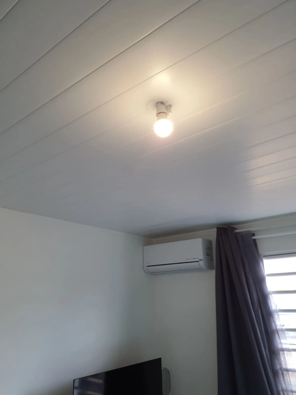 Ampoule sous un plafond lambrissé avant installation d'un brasseur FANELITE au Diamant