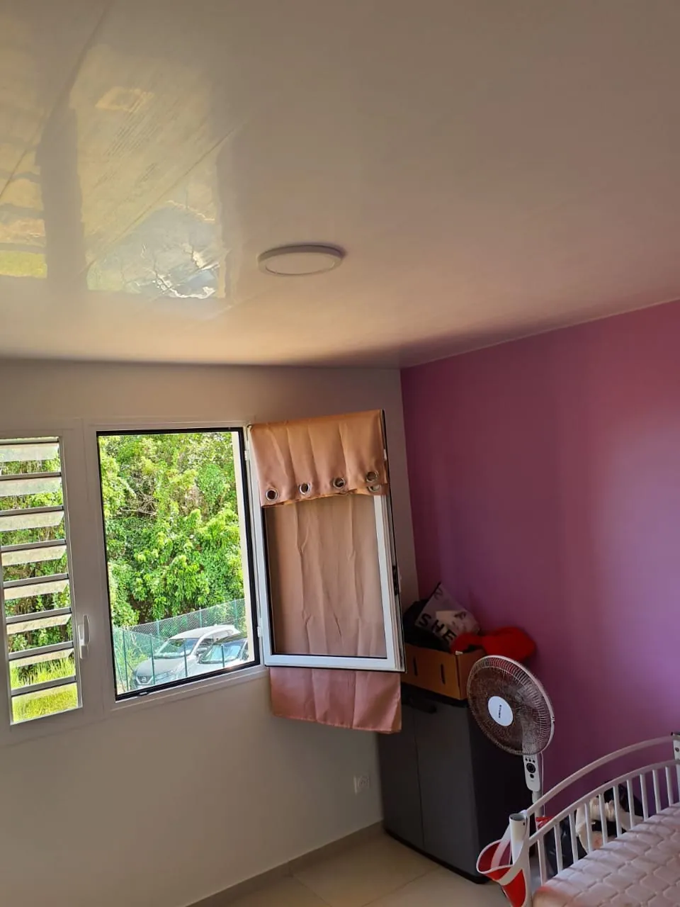 Plafond nu d'une chambre avant la pose d'un brasseur d'air FANELITE au Lorrain