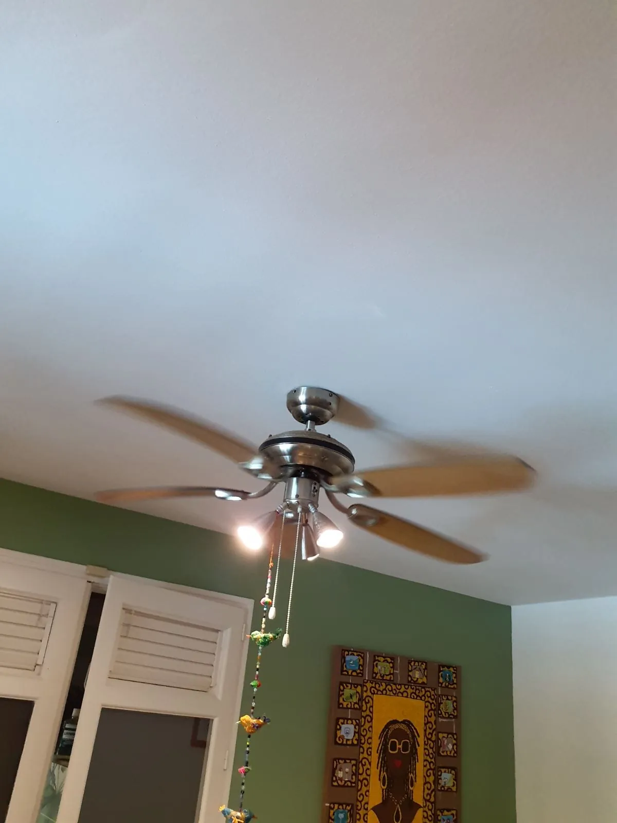 Ancien ventilateur de plafond à pales bois avant remplacement par un FANELITE aux Trois-Îlets