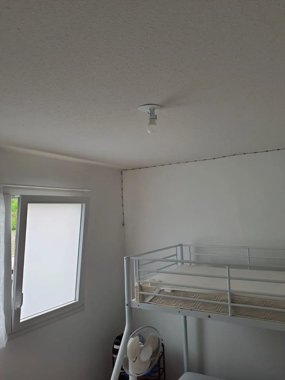 Plafond nu d'une chambre avec lit mezzanine avant la pose d'un brasseur FANELITE à Sainte-Marie