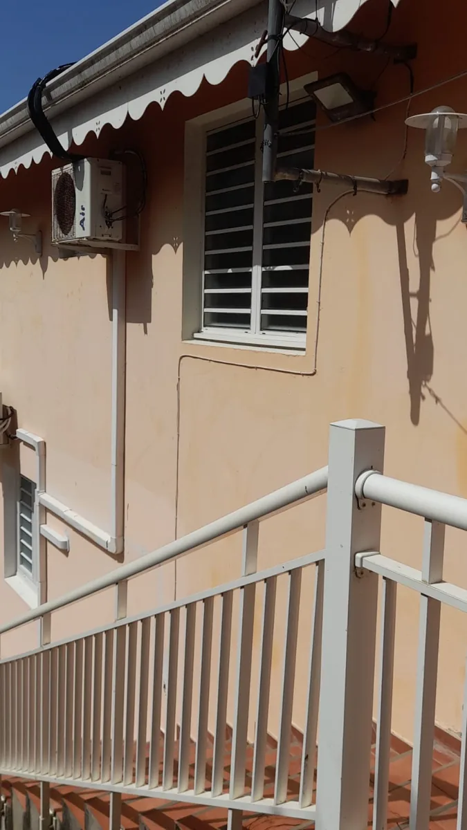 Groupe extérieur de climatisation installé par Liv Énergie à Fort-de-France