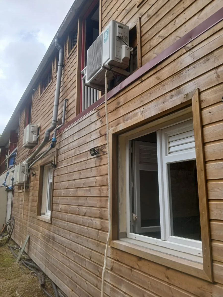 Groupes extérieurs de climatisation installés par Liv Énergie à Rivière-Salée