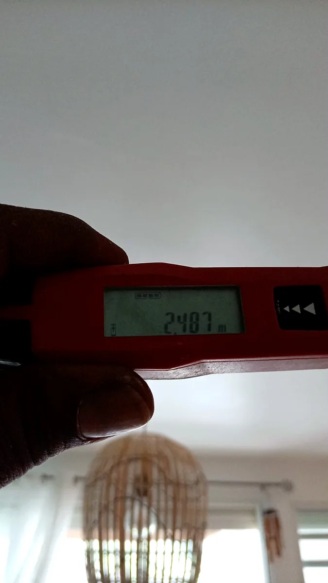 Contrôle de la hauteur sous plafond avant installation d'un brasseur d'air FANELITE à l'Ajoupa-Bouillon en Martinique